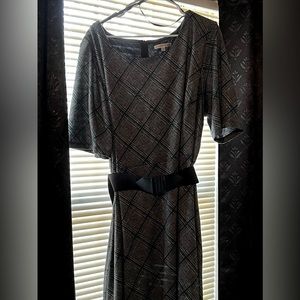 Beautiful formal / casual dress. Very comfortable and accentuating to body shape